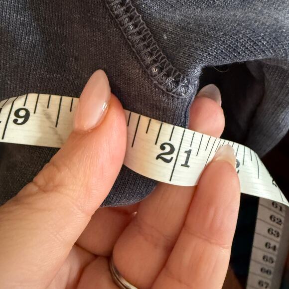 EVEREVE | Relaxed Gray Mineral Wash Crop Sweatshirt with rainbow sleeves | Small - Picture 6 of 7